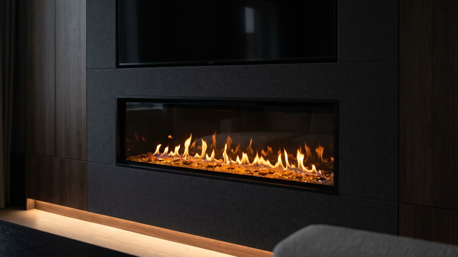 Close-up van een lineaire sfeerhaard met realistisch vlammenspel in een donkere wand